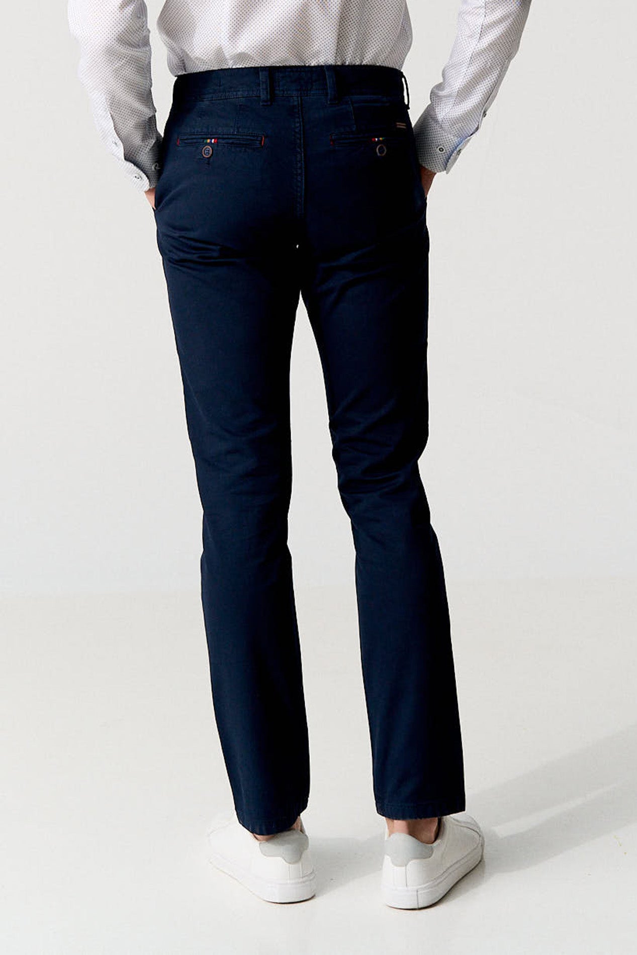 CHINO MARINO SLIM FIT ESTRUCTURA ELÁSTICA