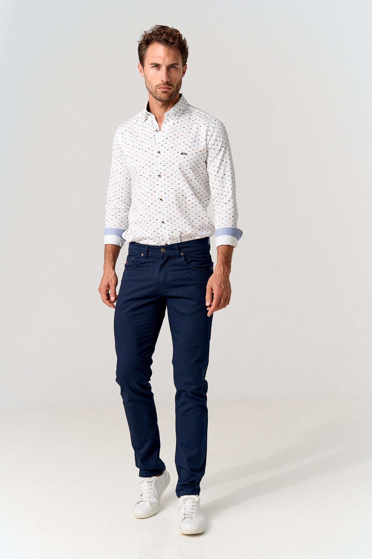 Pantalón 5 bolsillos marino estructura elástica regular fit