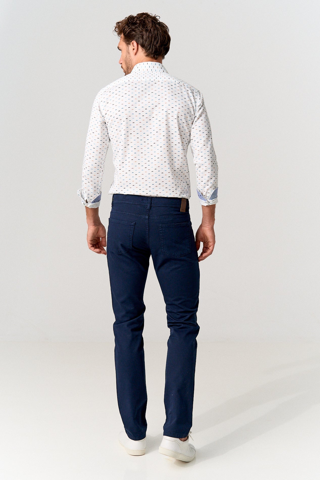 Pantalón 5 bolsillos marino estructura elástica regular fit