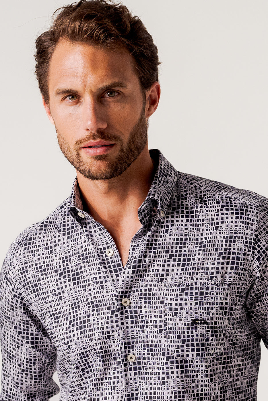 Camisa hombre regular fit estampado ventanas