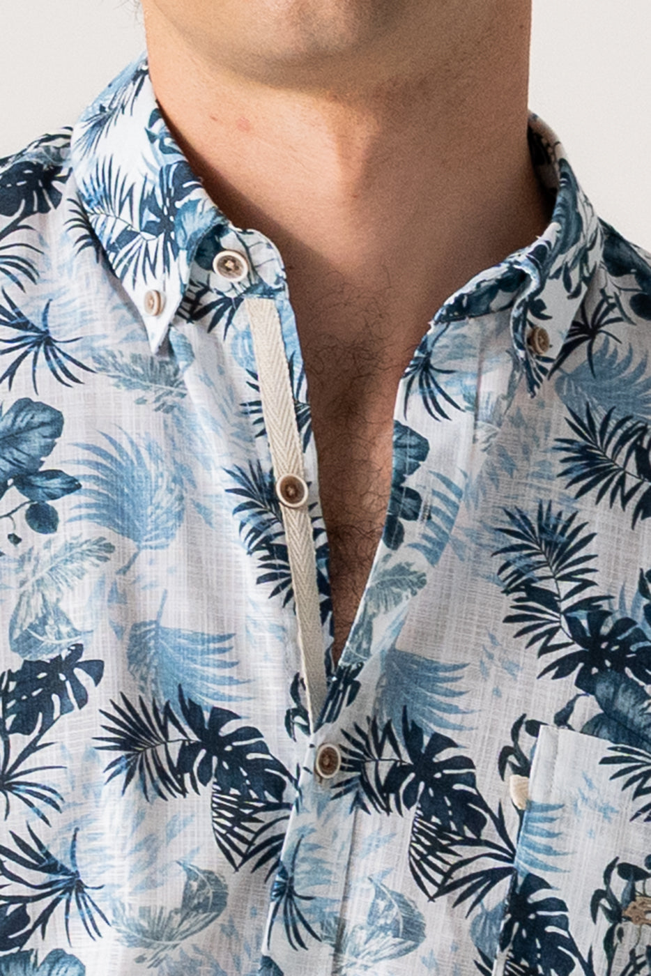 Camisa estampado hojas manga corta hombre
