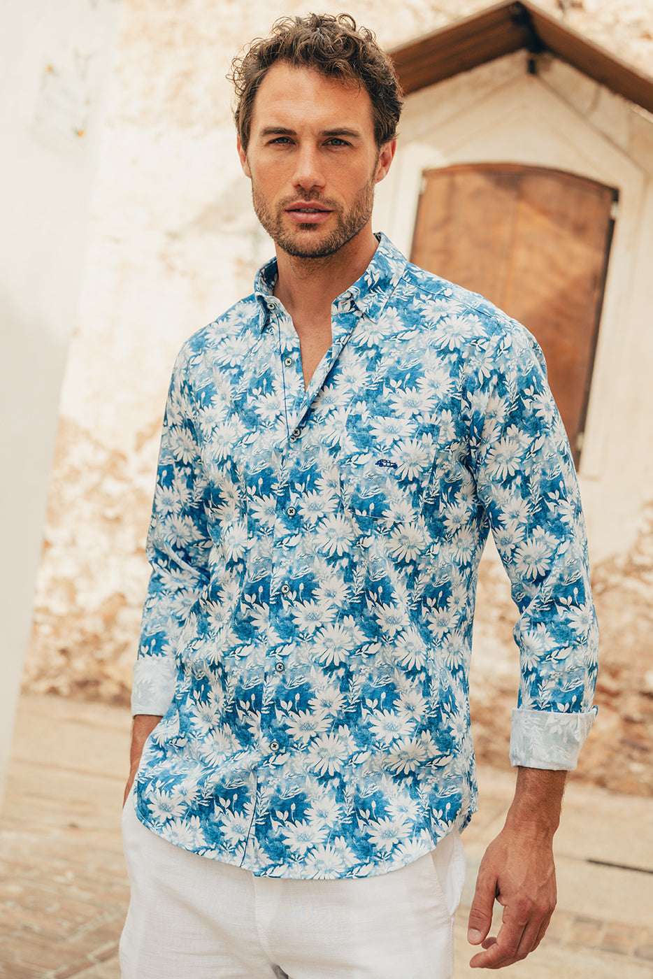 Camisa estampada flores azules slim fit hombre