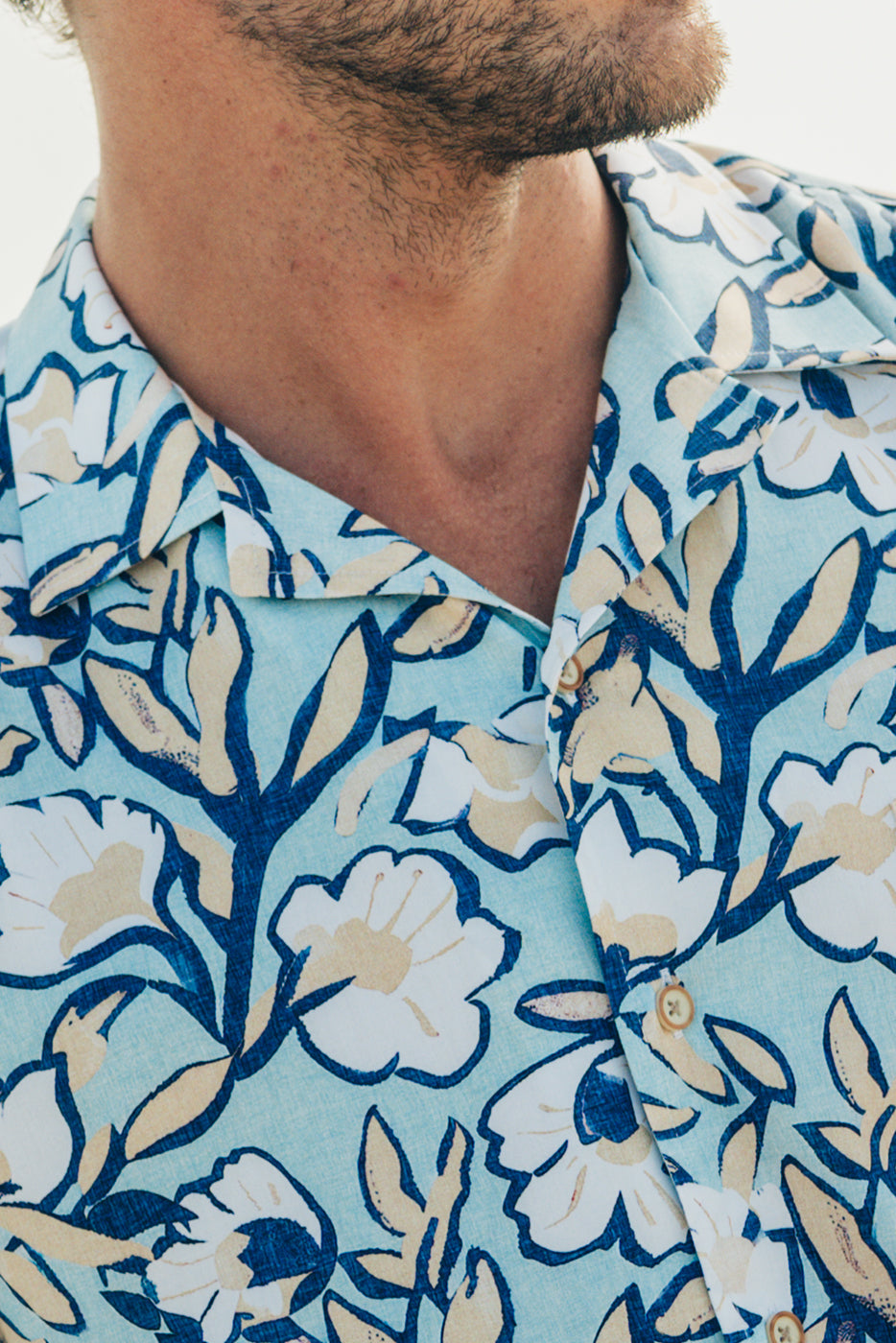 Camisa bowling hombre estampado flores fondo azul