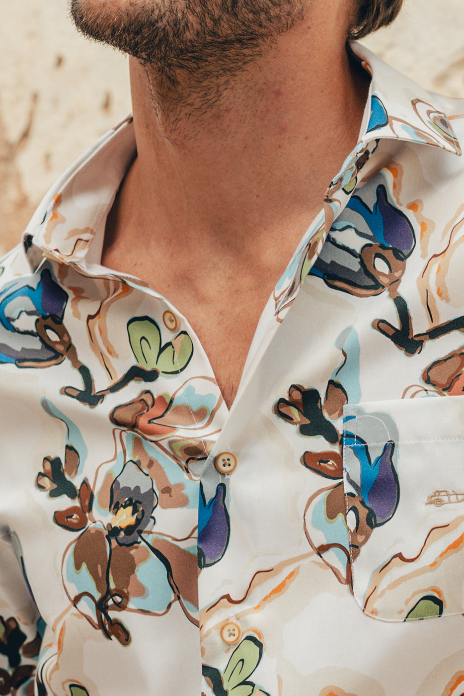 Camisa slim fit hombre estampado flores beige