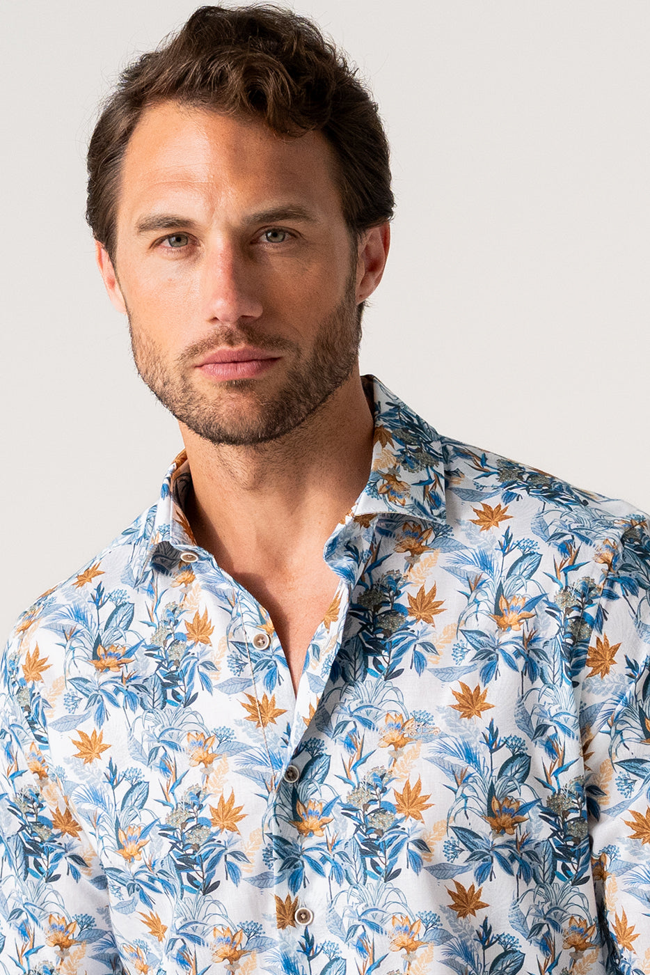 Camisa estampado flores azules hombre