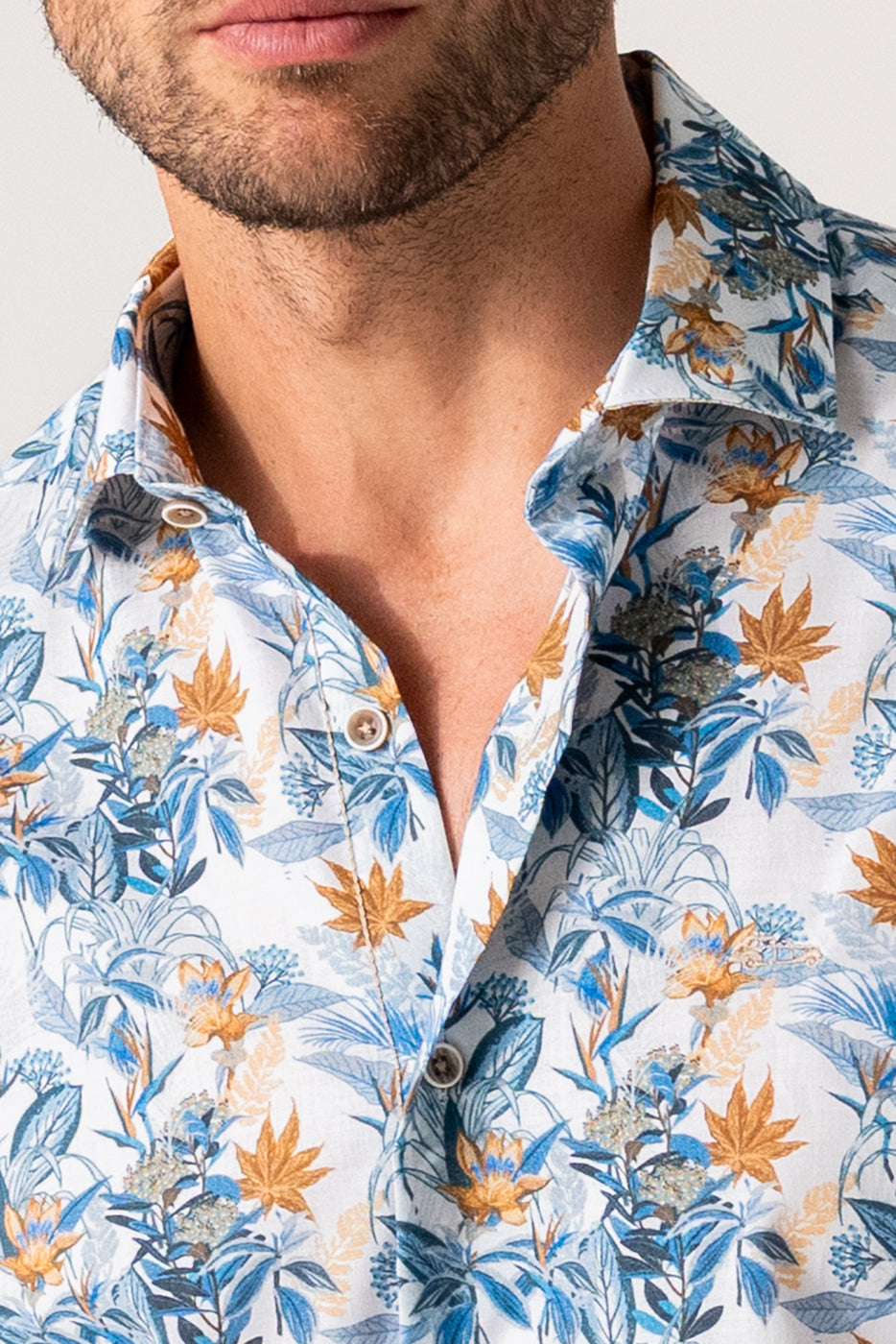Camisa estampado flores azules hombre