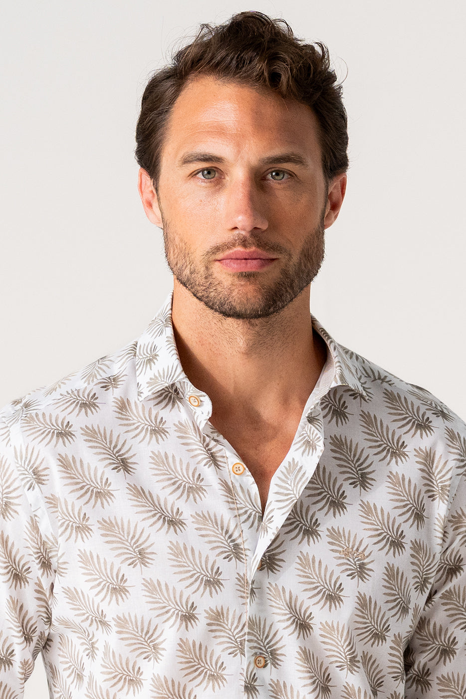 Camisa hombre slim fit estampado hojas beige