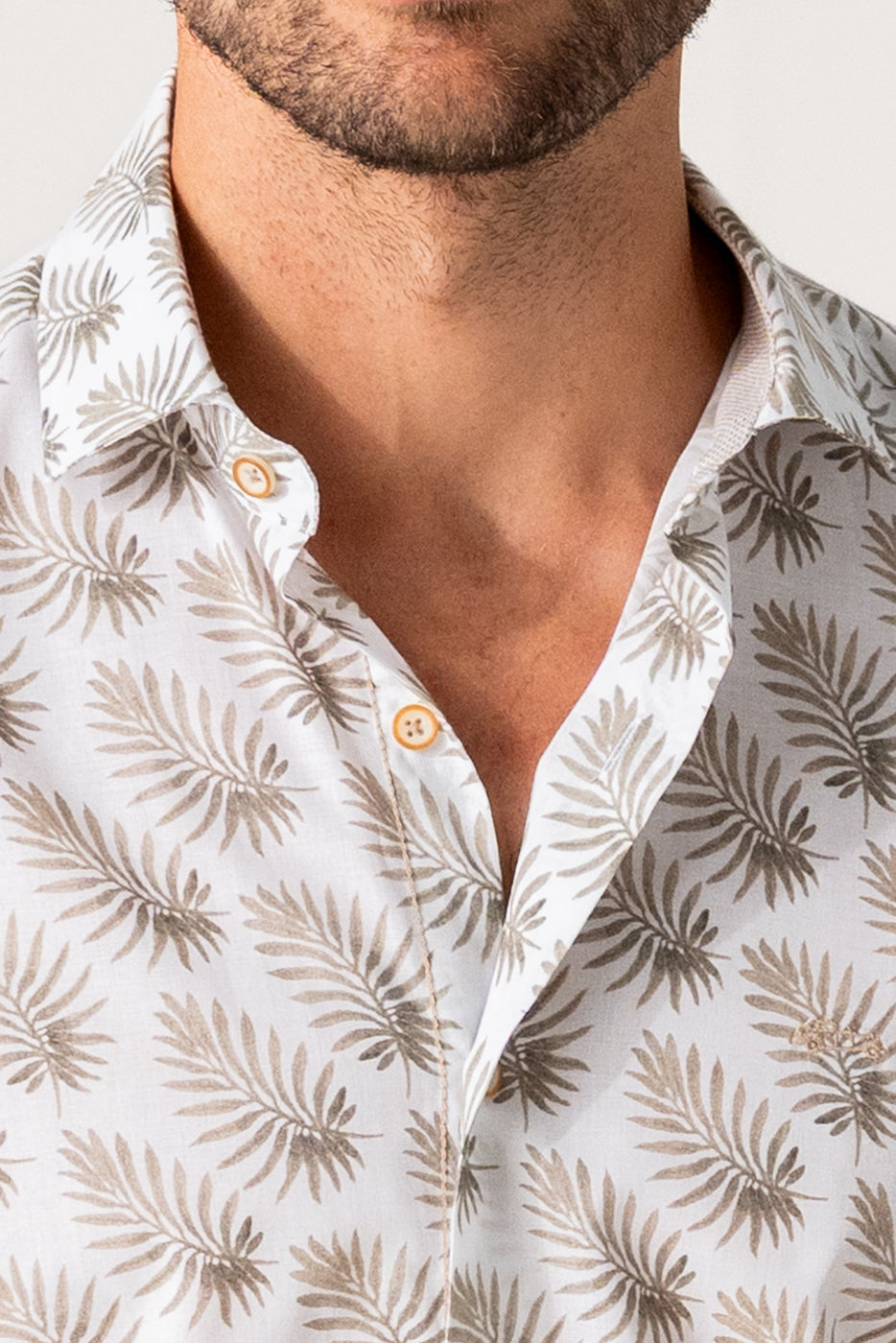 Camisa hombre slim fit estampado hojas beige