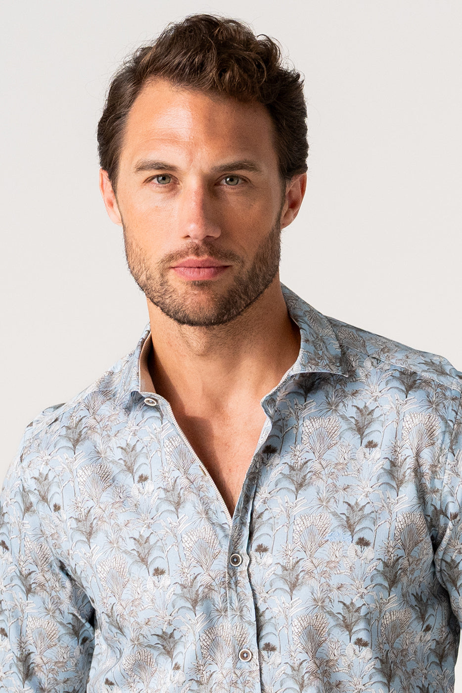 Camisa hombre fondo celeste estampado hojas beige