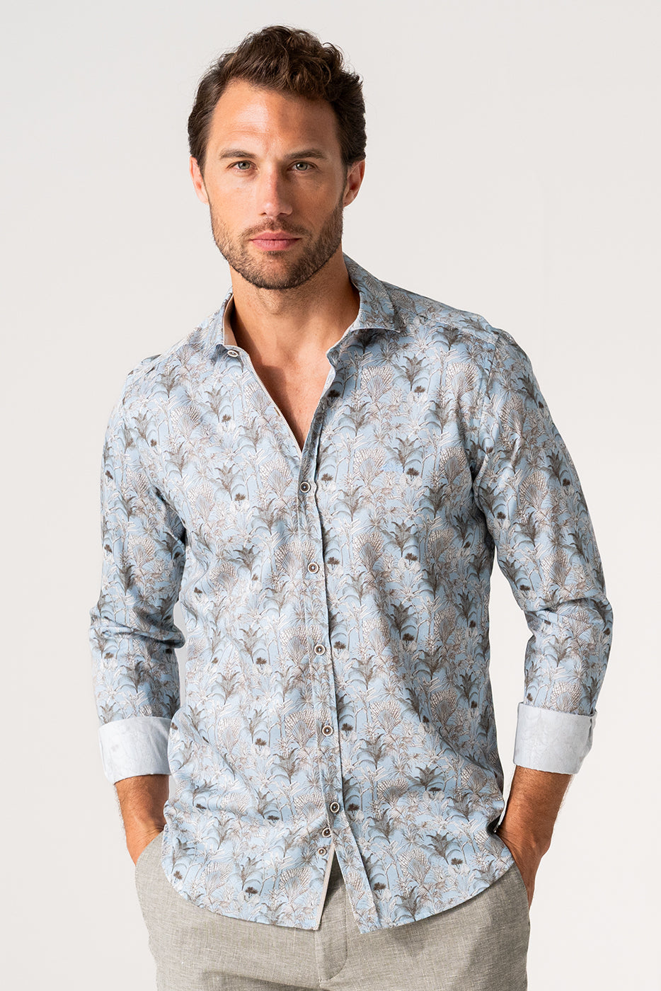 Camisa hombre fondo celeste estampado hojas beige