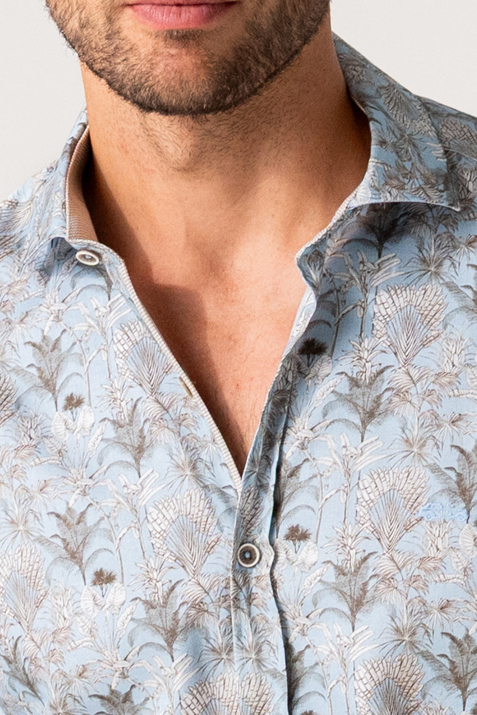 Camisa hombre fondo celeste estampado hojas beige