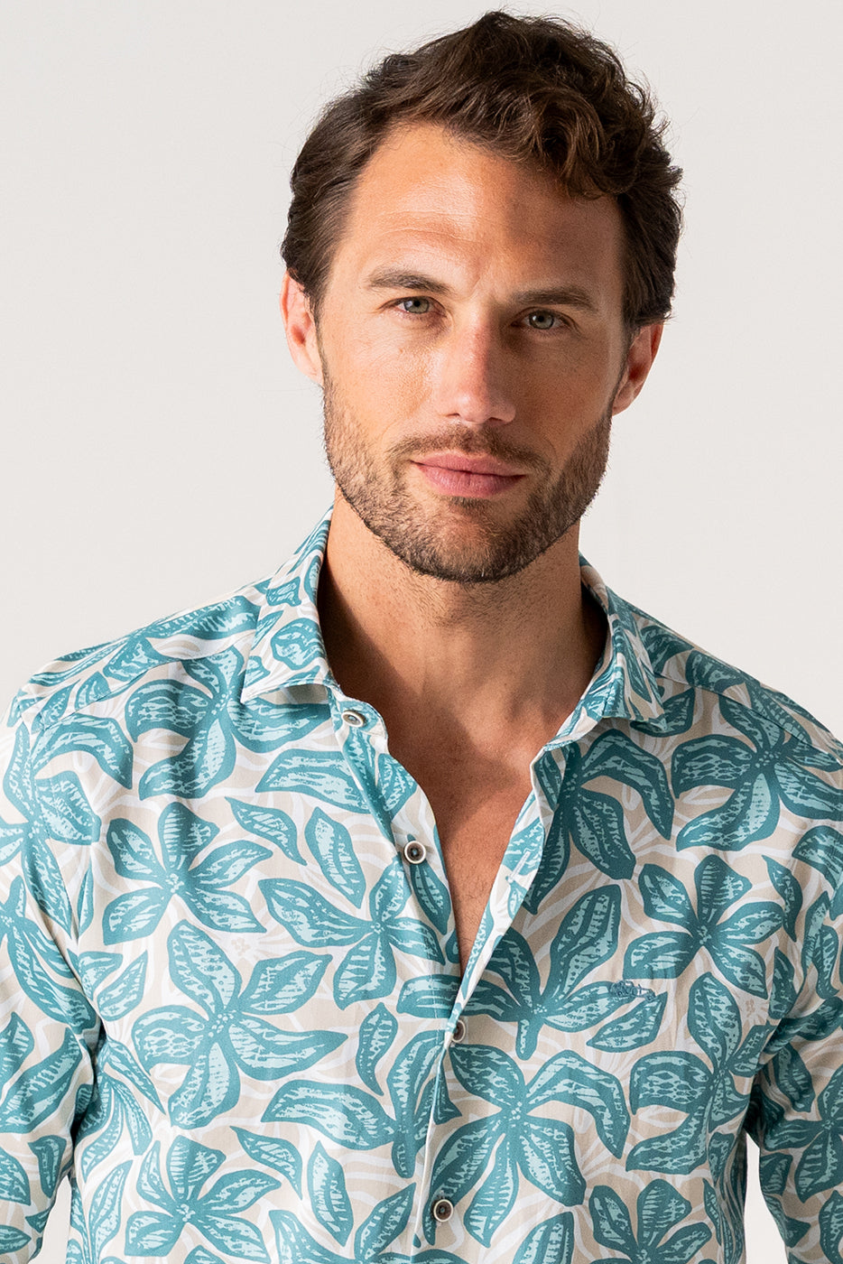 Camisa estampado hojas fondo beige slim fit hombre