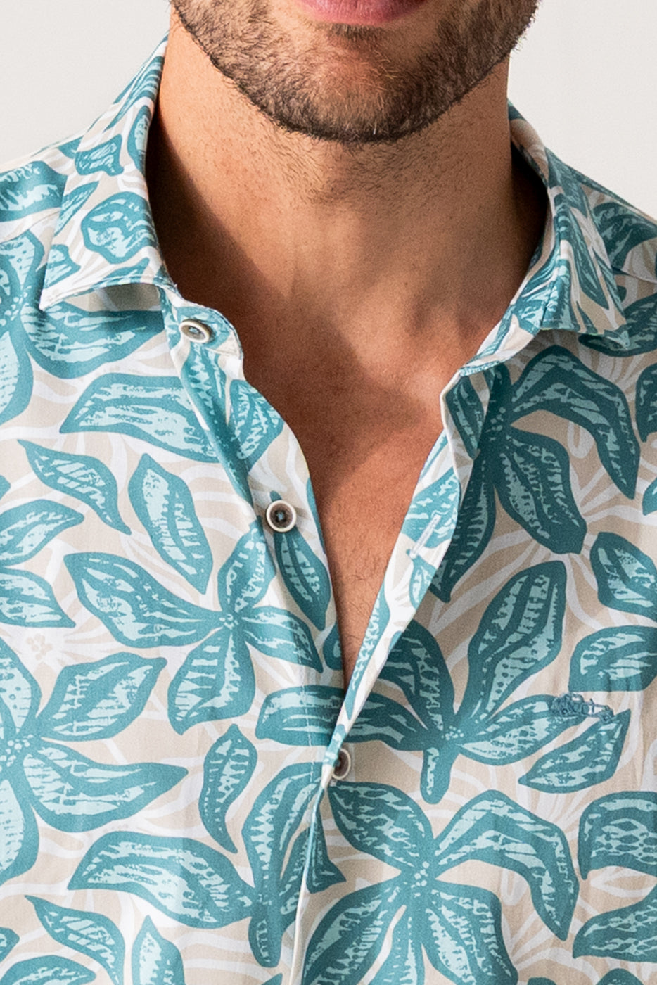 Camisa estampado hojas fondo beige slim fit hombre