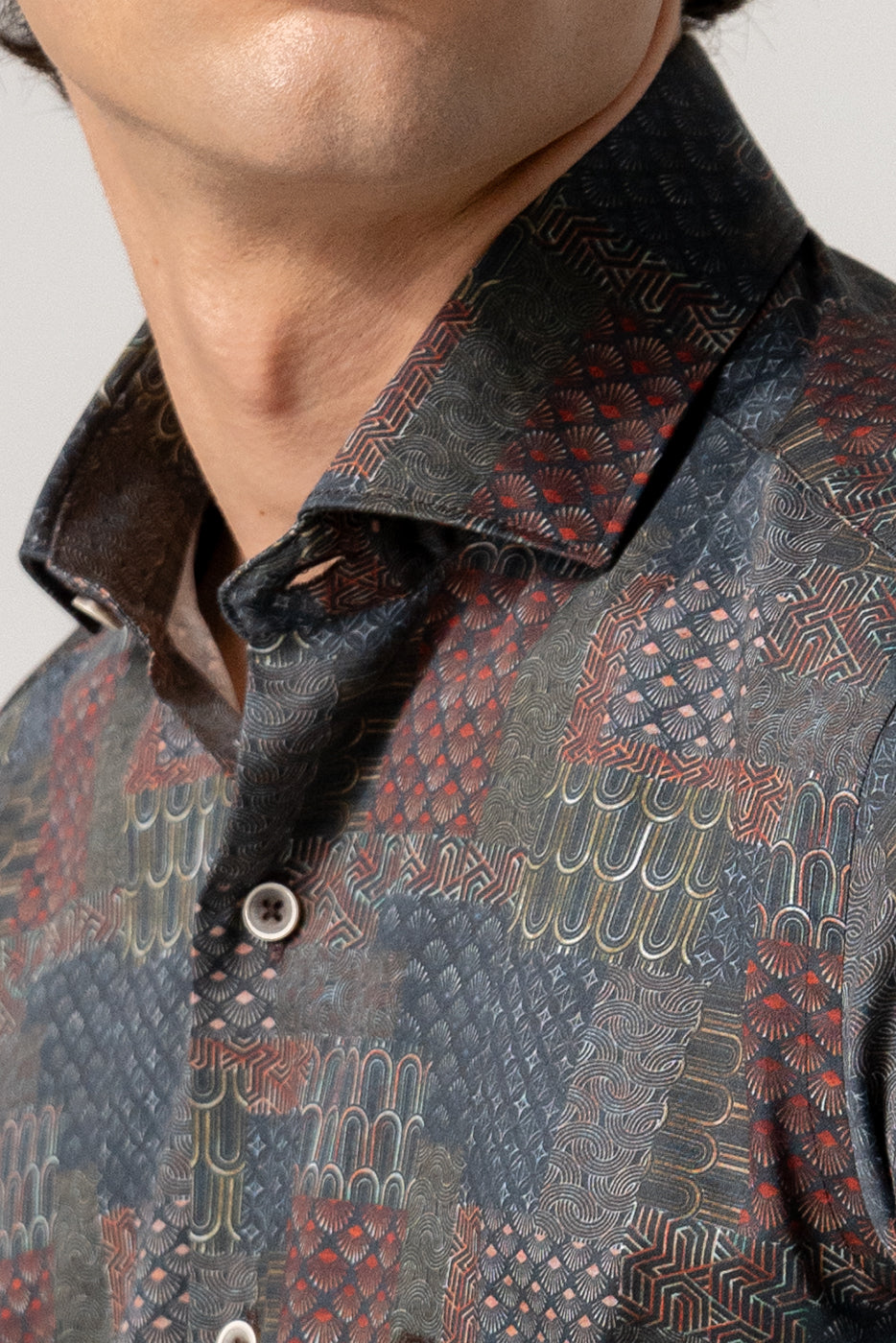 Camisa hombre slim fit estampado patchwork en tonos oscuros