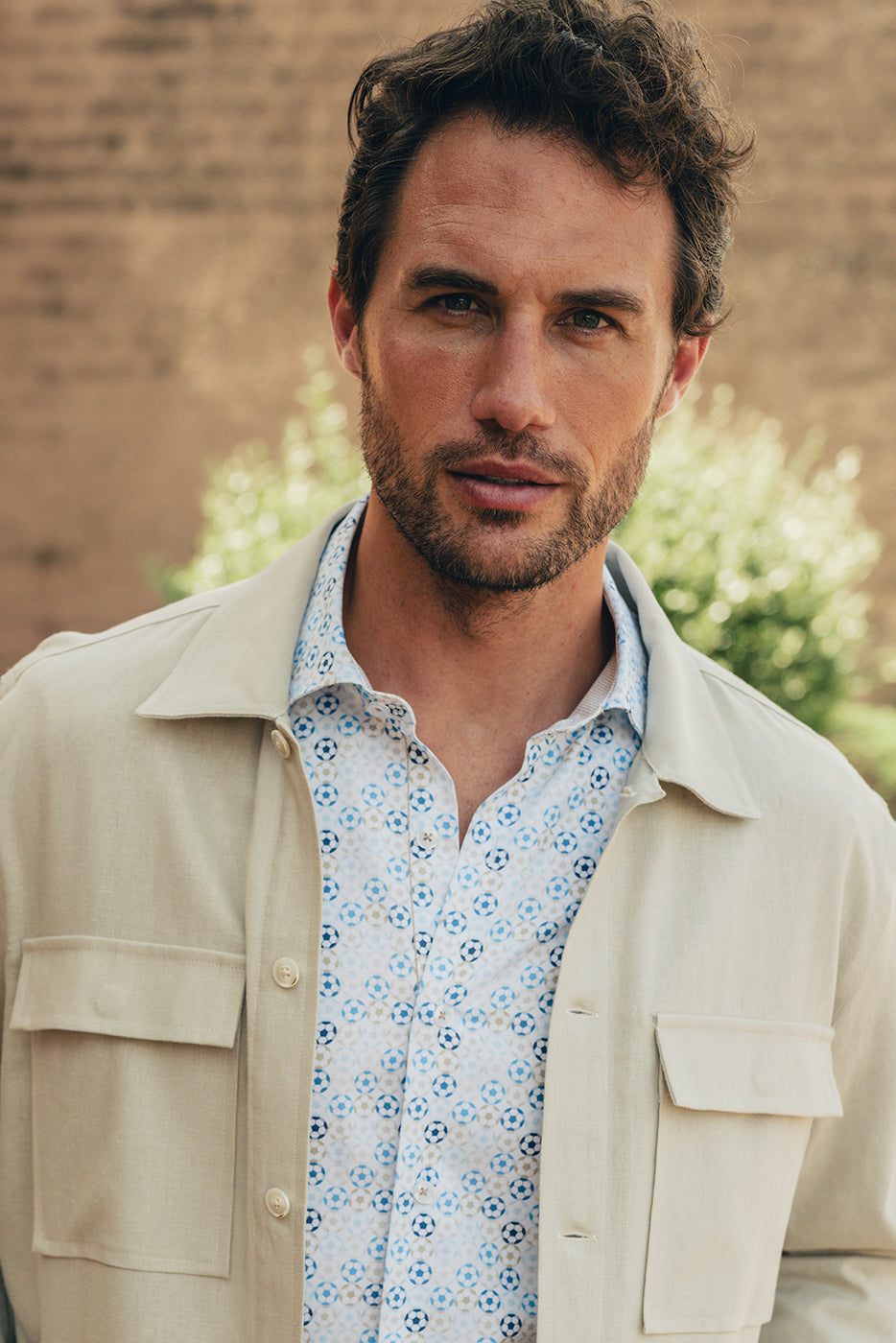 Sobrecamisa hombre bolsillos grandes tono beige