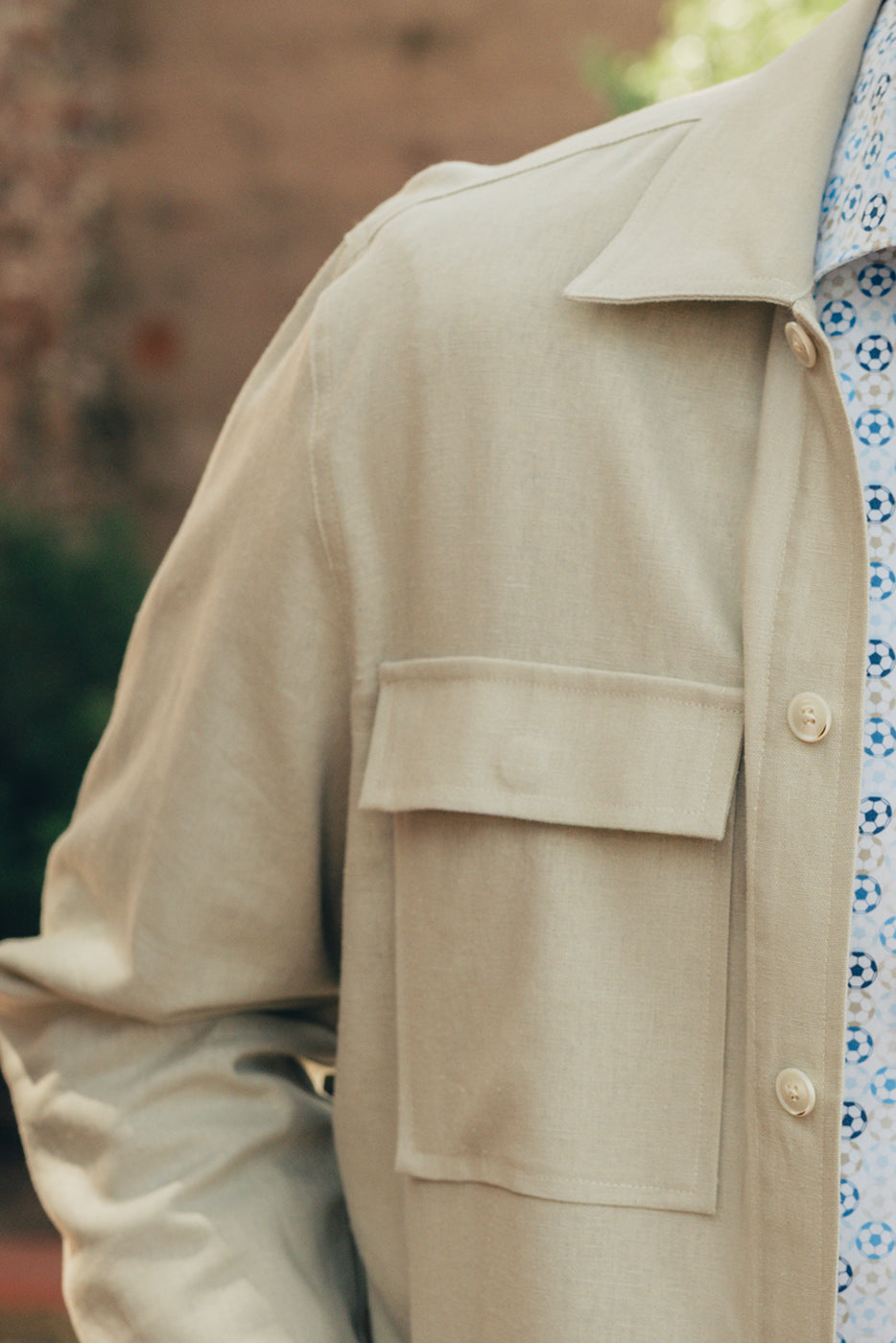 Sobrecamisa hombre bolsillos grandes tono beige