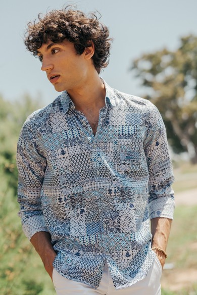 CAMISA ESTAMPADA MOTIVOS PATCHWORK