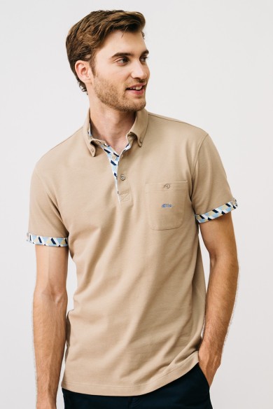 POLO BEIGE CON ESTAMPADO EN MANGAS Y CUELLO