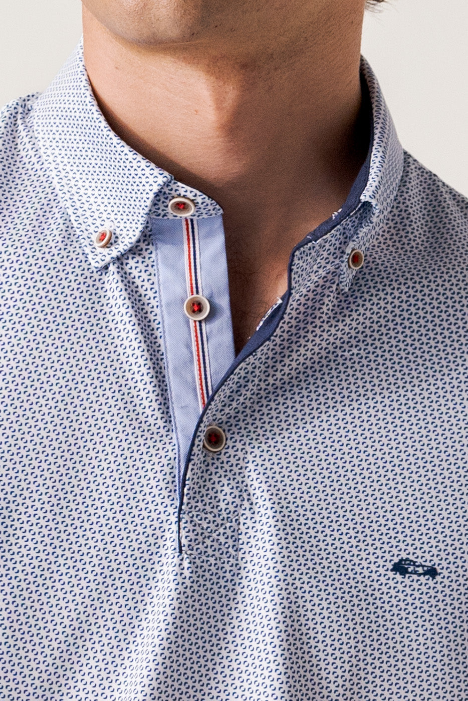 Polo punto técnico ultraelástico estampado marino y blanco