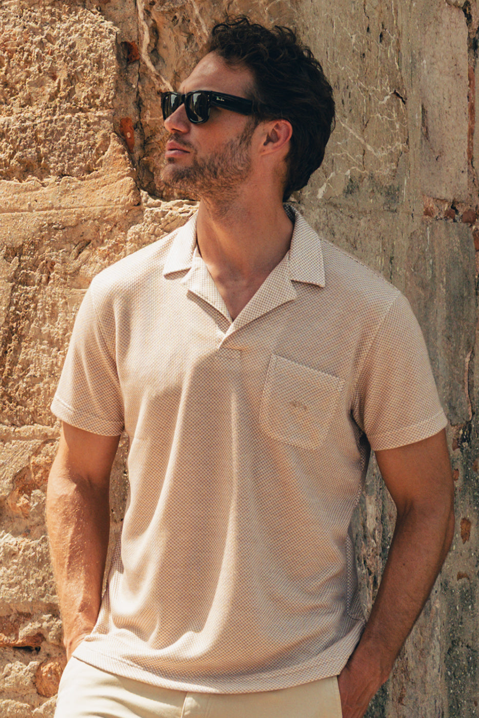 Polo hombre jacquard beige cuello bowling