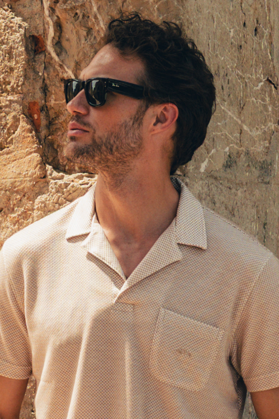 Polo hombre jacquard beige cuello bowling