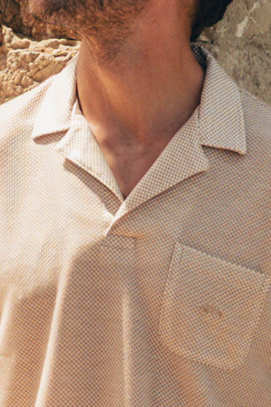 Polo hombre jacquard beige cuello bowling