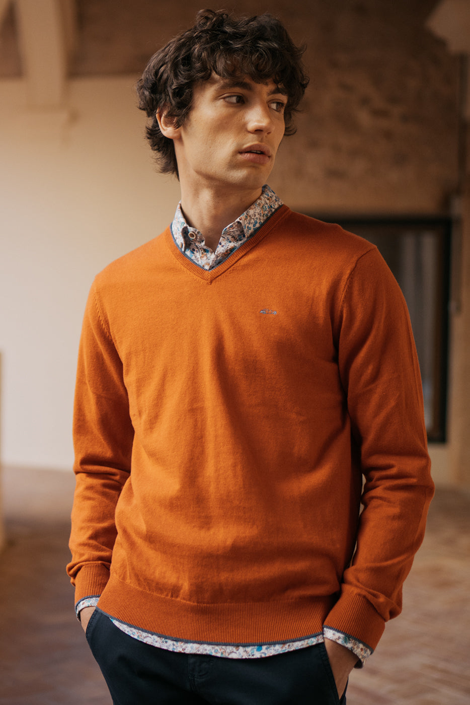Jersey naranja cuello pico hombre