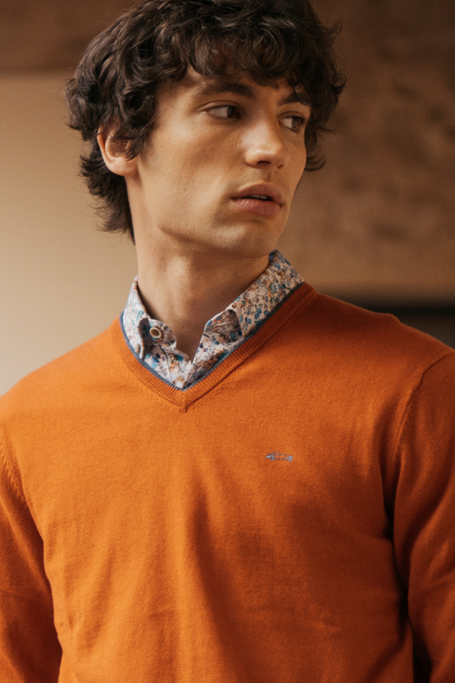 Jersey naranja cuello pico hombre
