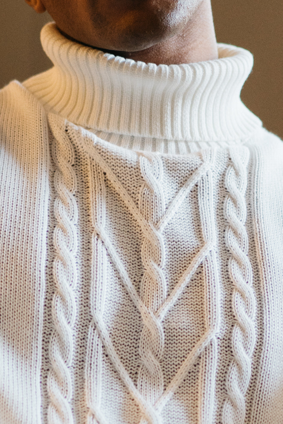 Jersey ochos beige cuello vuelto hombre