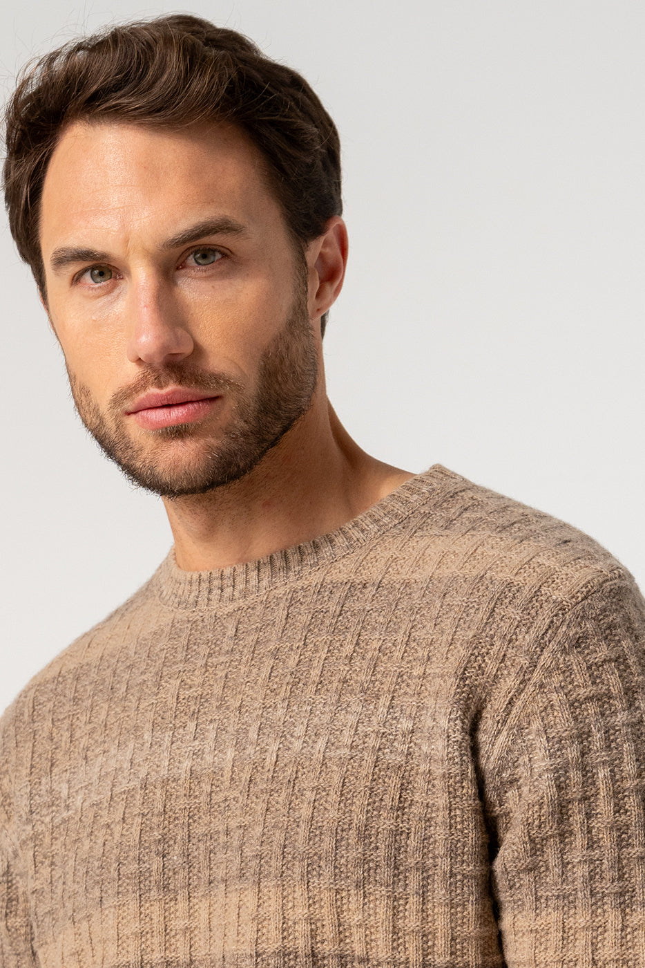 Jersey punto hombre cuello redondo color marrón