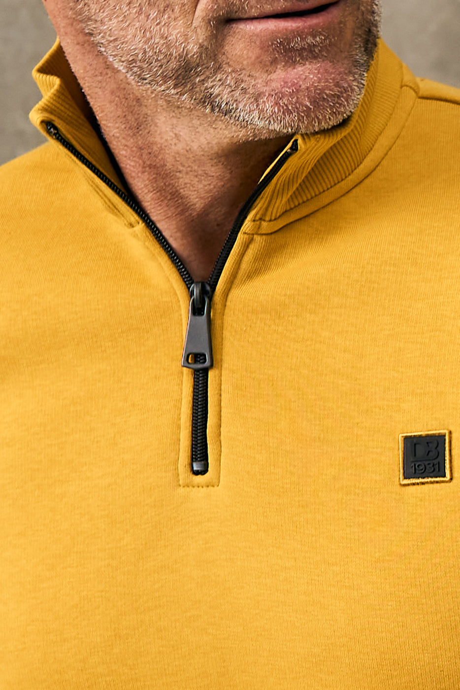 Sudadera hombre mostaza con cuello cremallera