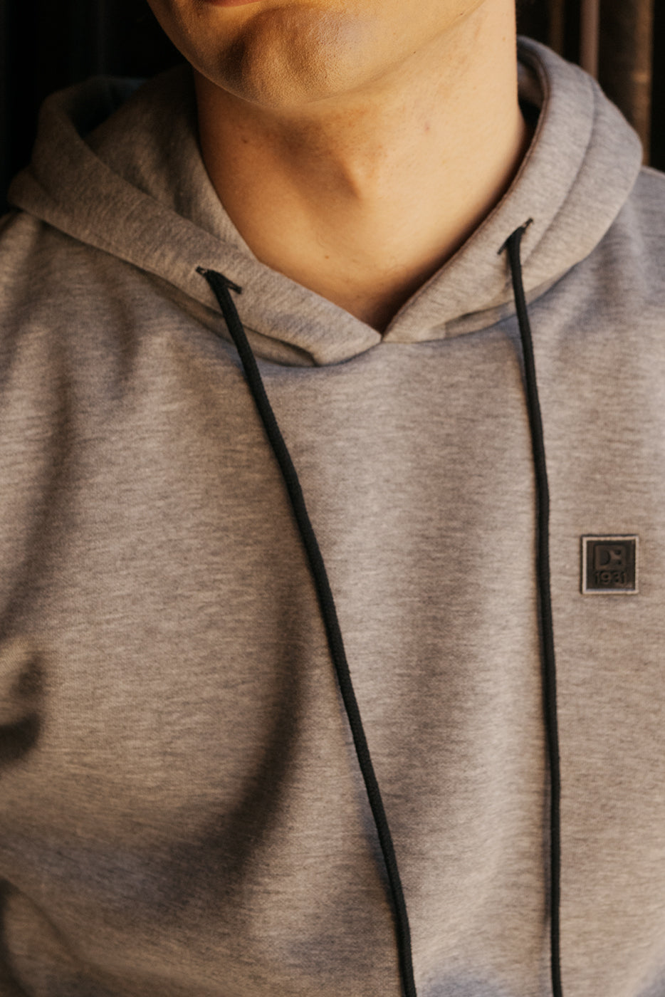 Sudadera con capucha gris 
