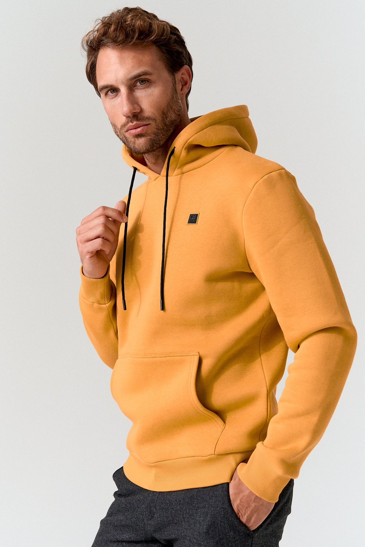 Sudadera hombre con capucha mostaza