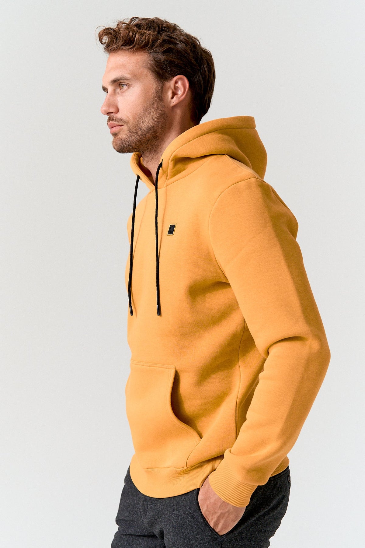 Sudadera hombre con capucha mostaza