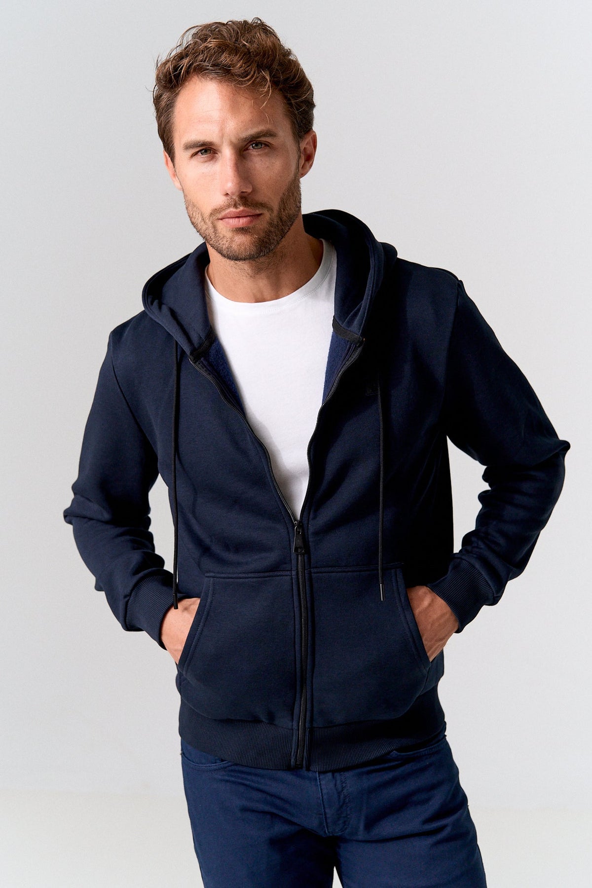Chaqueta con cremallera y capucha marino