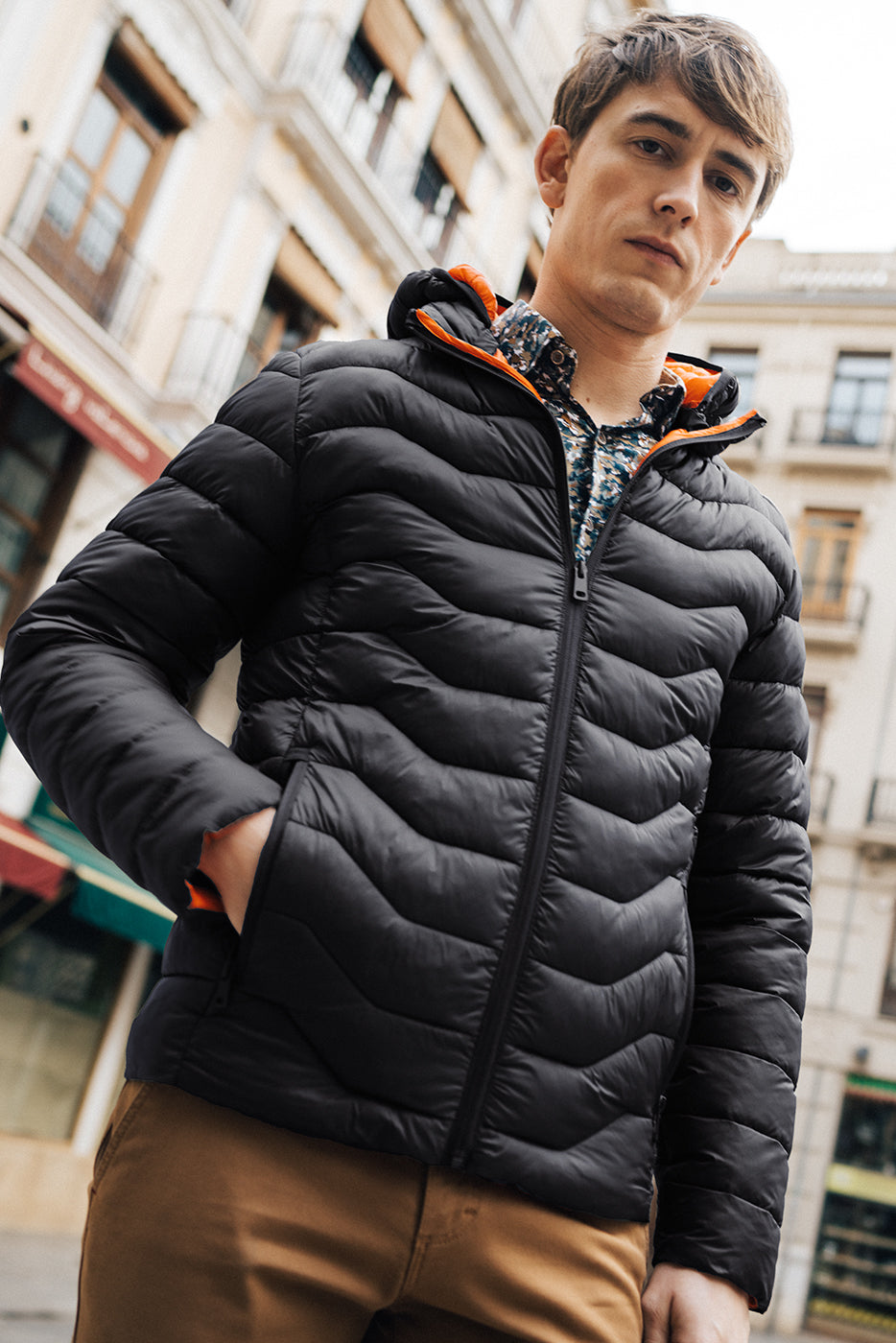 Chaqueta hombre acolchada con capucha negro