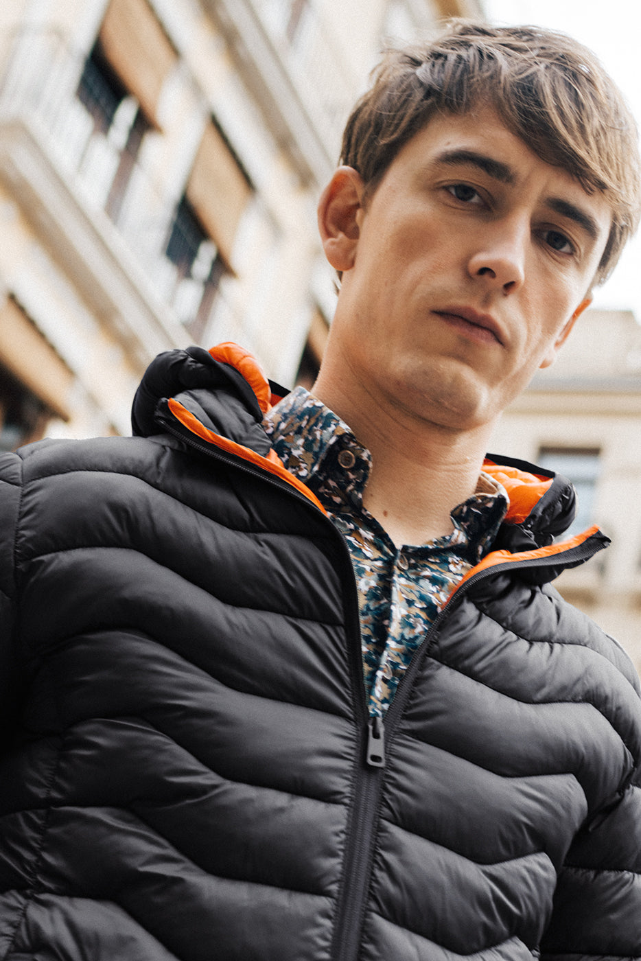 Chaqueta hombre acolchada con capucha negro