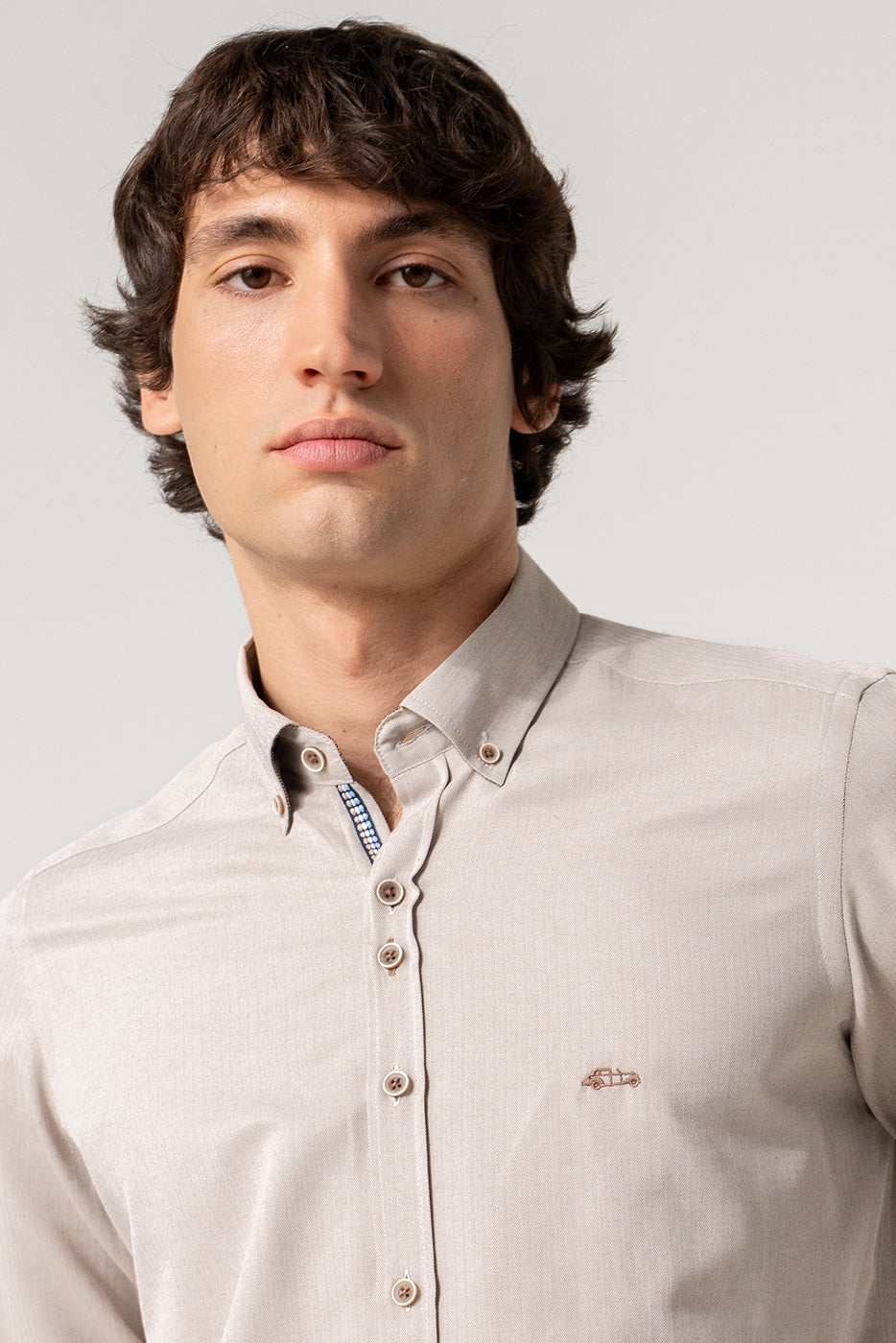 Camisa slim fit hombre en beige
