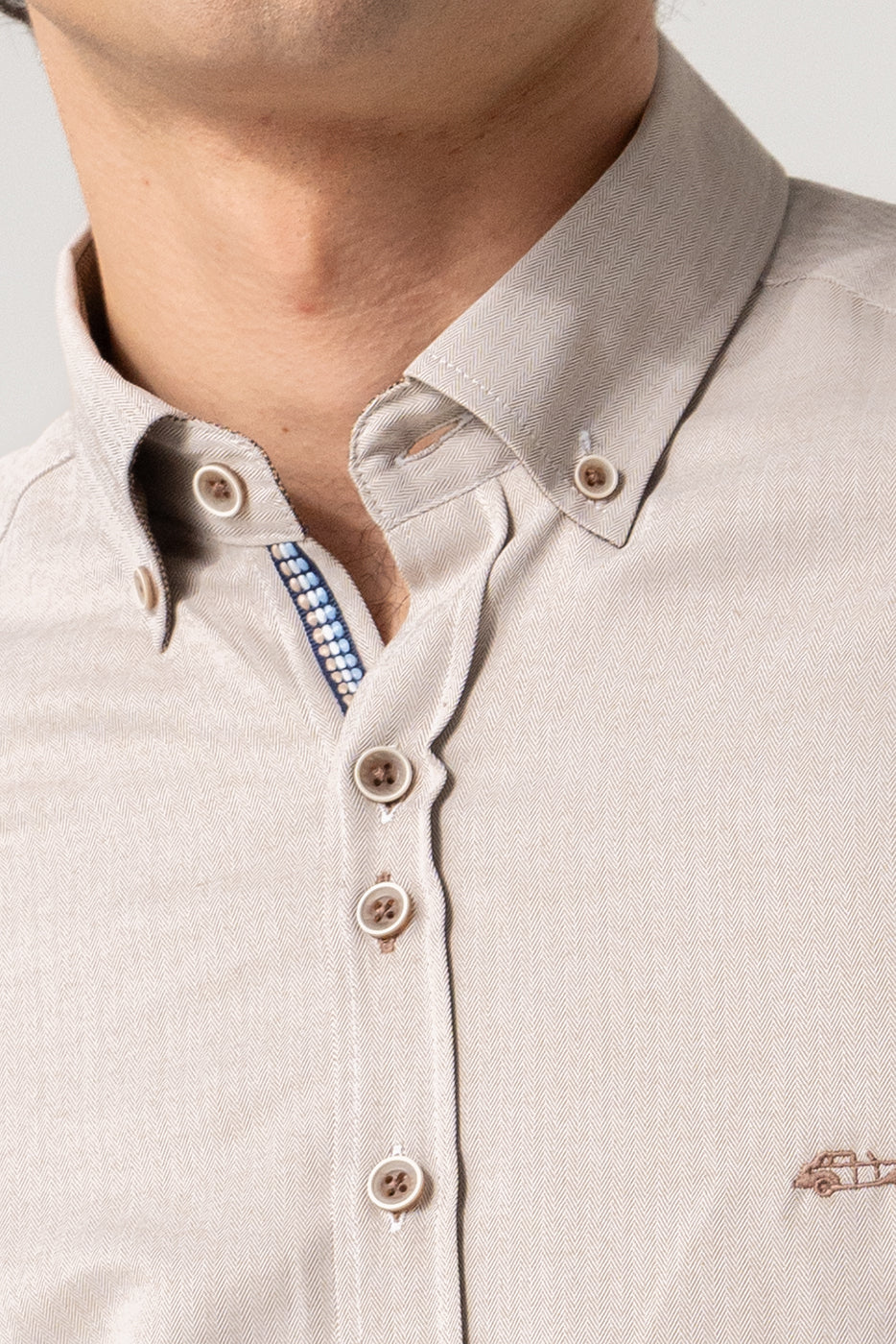 Camisa slim fit hombre en beige