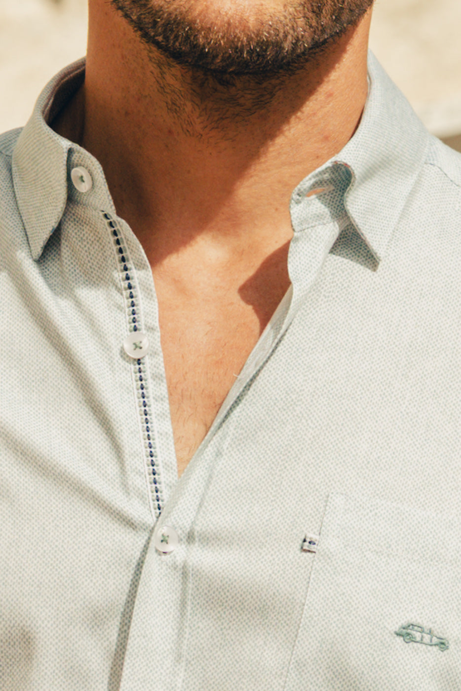 Camisa hombre regular fit estampado verde con bolsillo