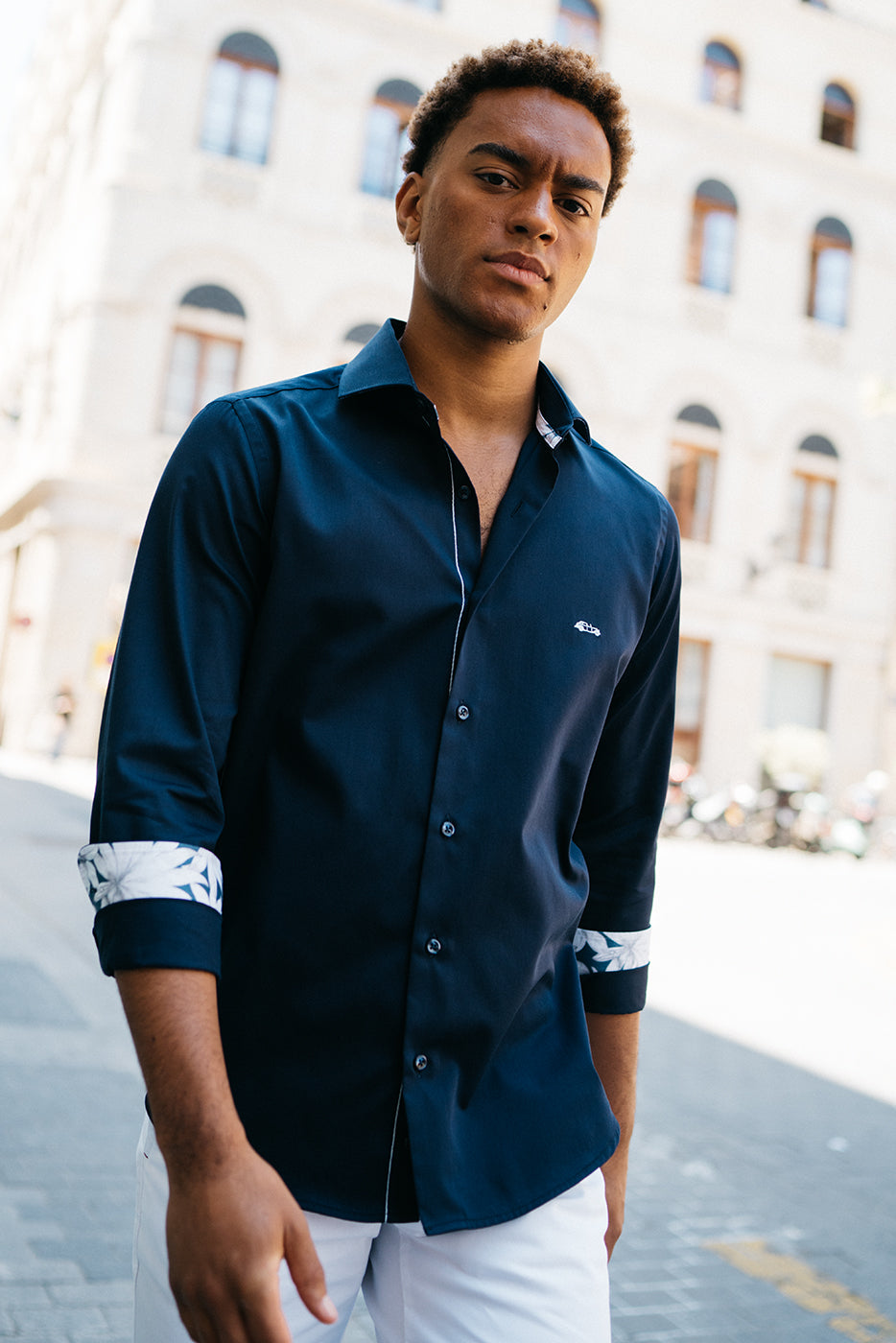 Camisa lisa regular fit puños coordinados