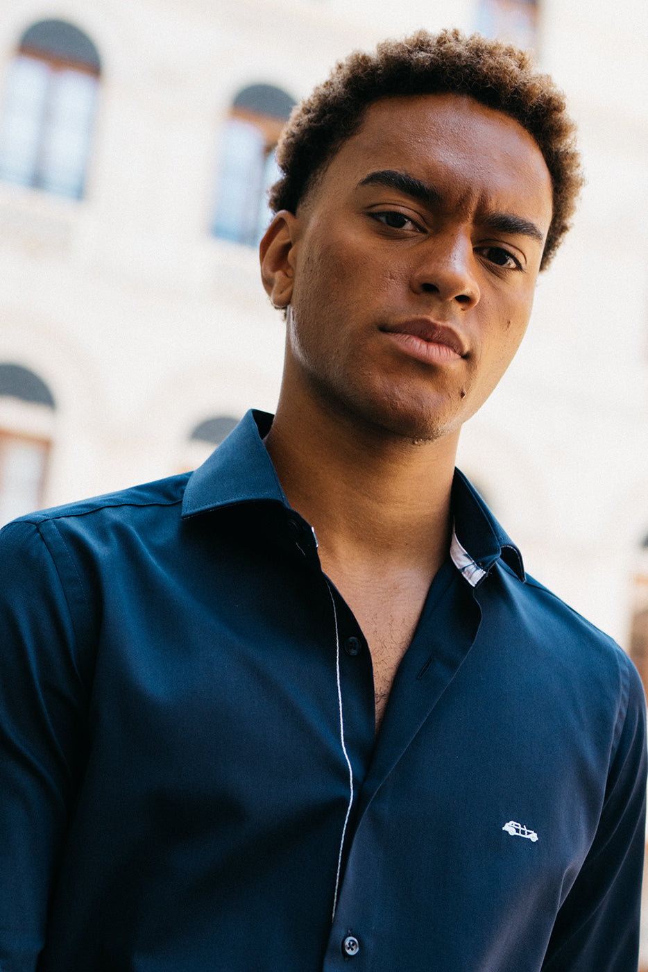 Camisa lisa regular fit puños coordinados