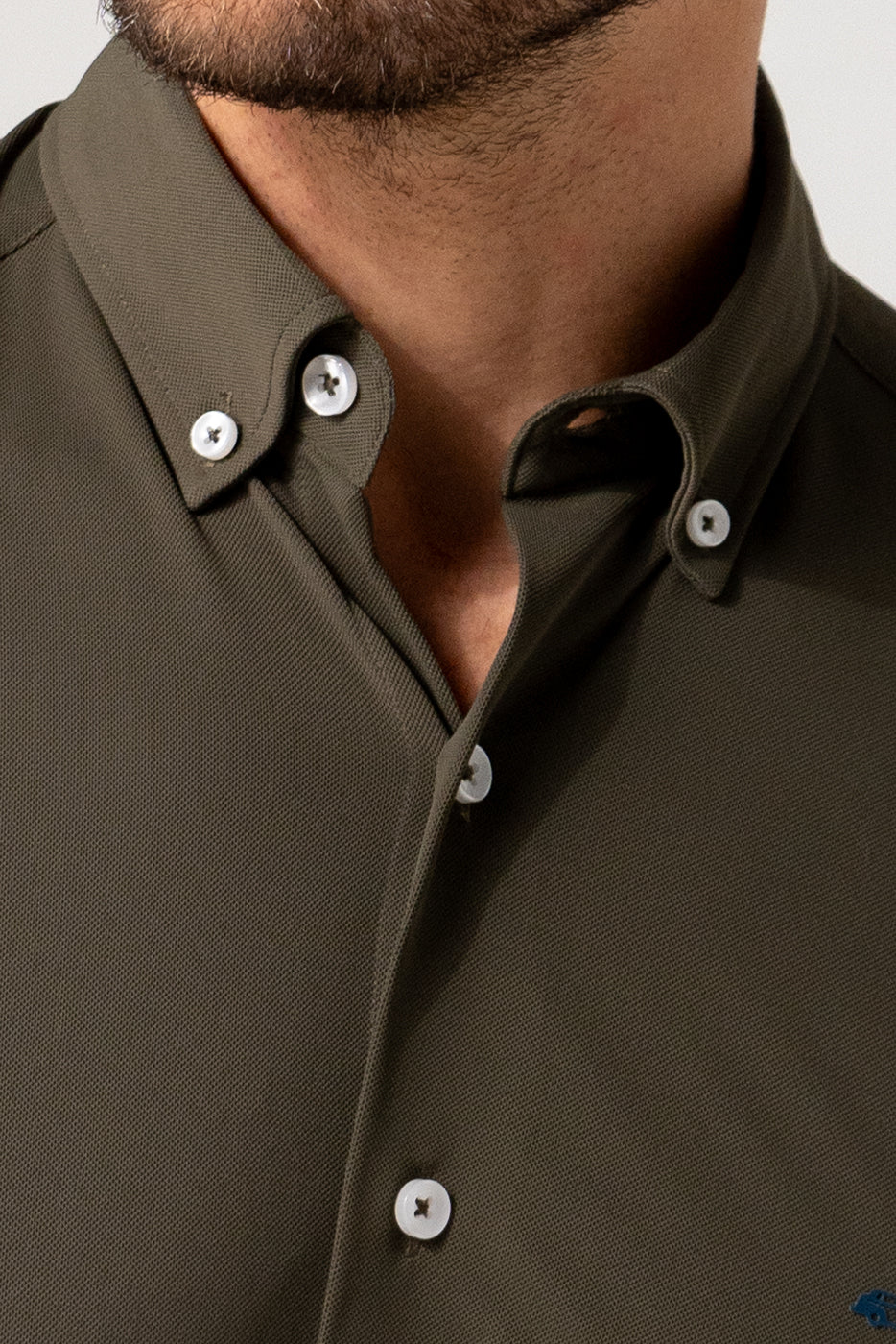 Camisa bielástica regular fit falso liso caqui