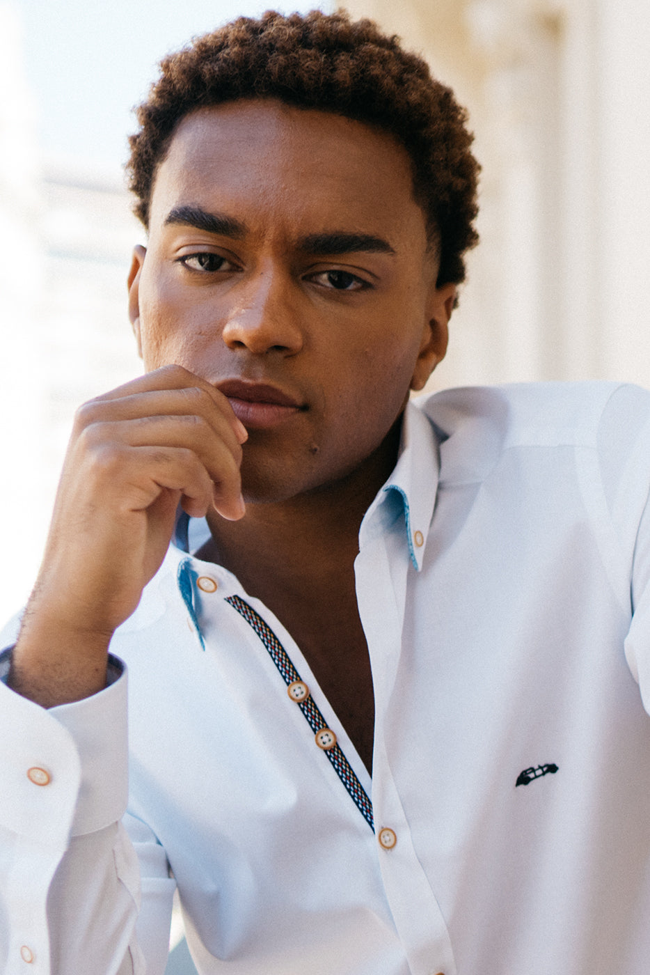 Camisa elástica blanca con coordinado en puños y cuello