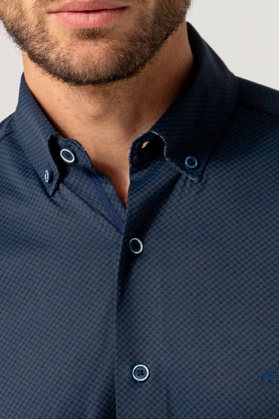 Camisa hombre antiarrugas estampado marino