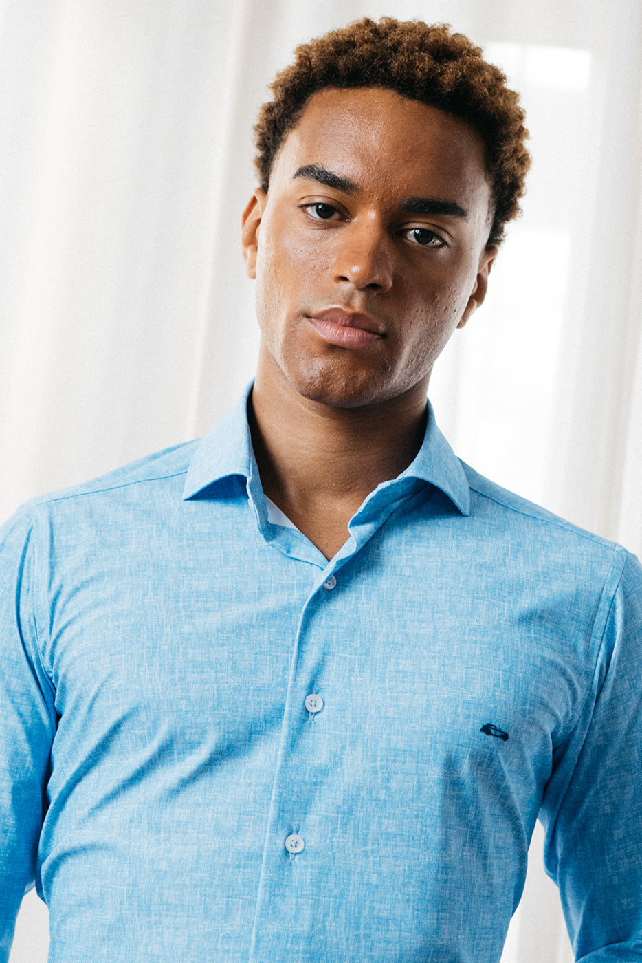Camisa bielástica regular fit falso liso azul celeste