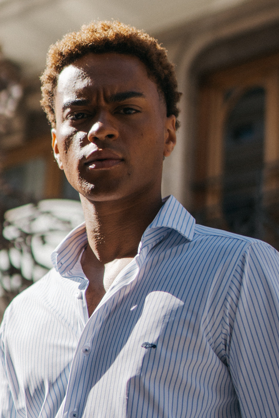 Camisa en tejido de rayas bielástico con cuello italiano