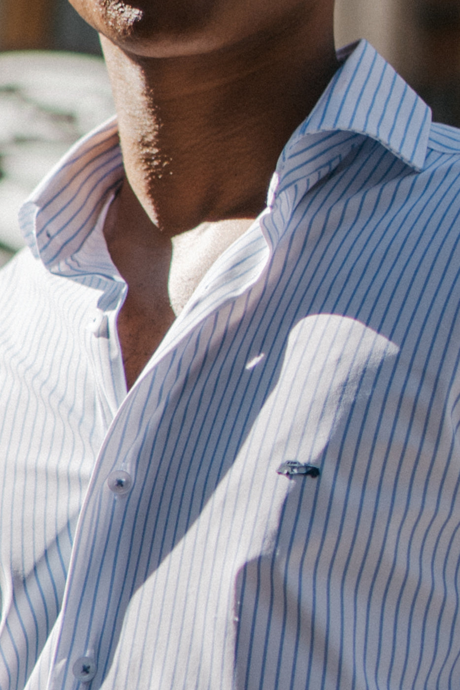 Camisa en tejido de rayas bielástico con cuello italiano