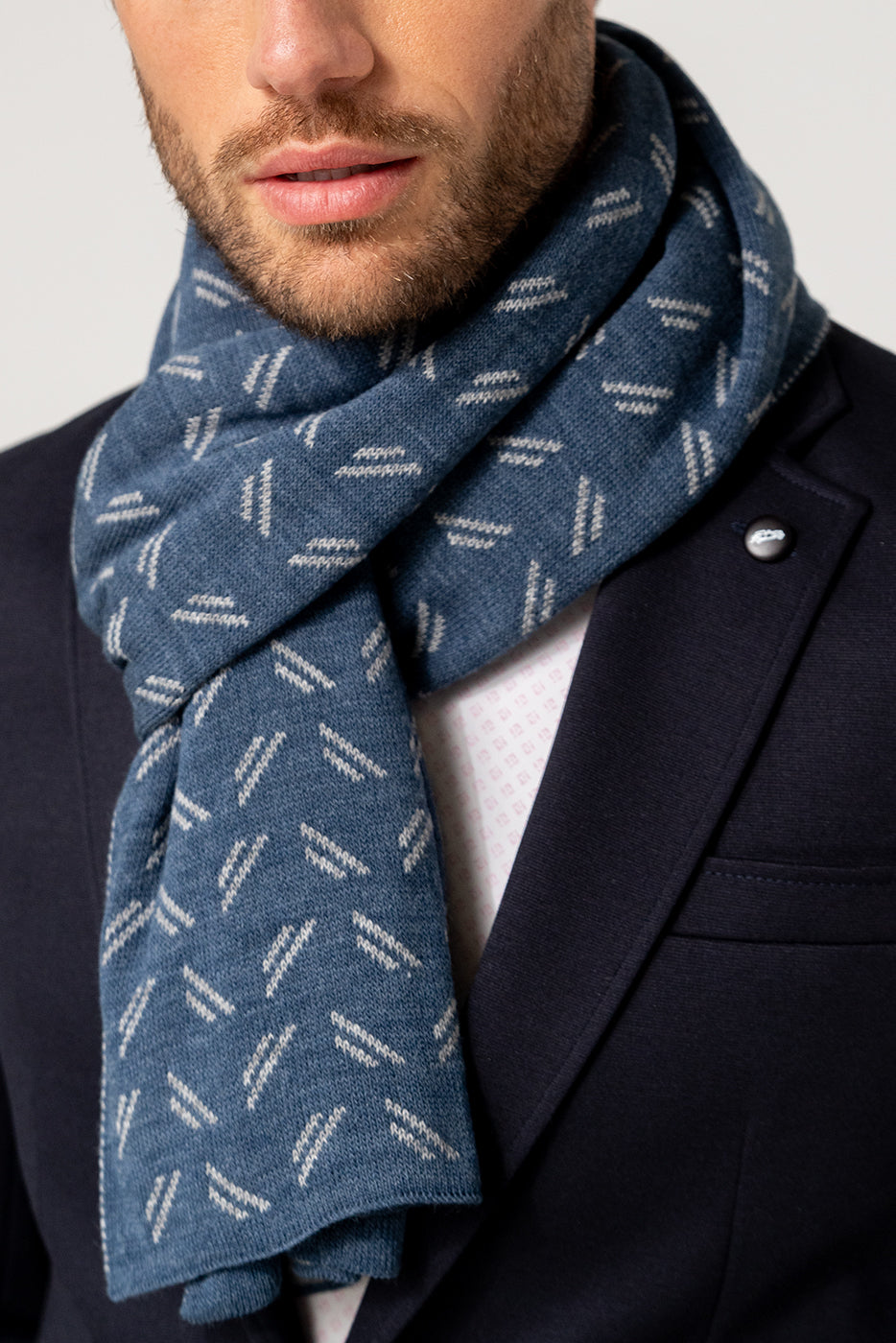 Bufanda azul con estampado blanco