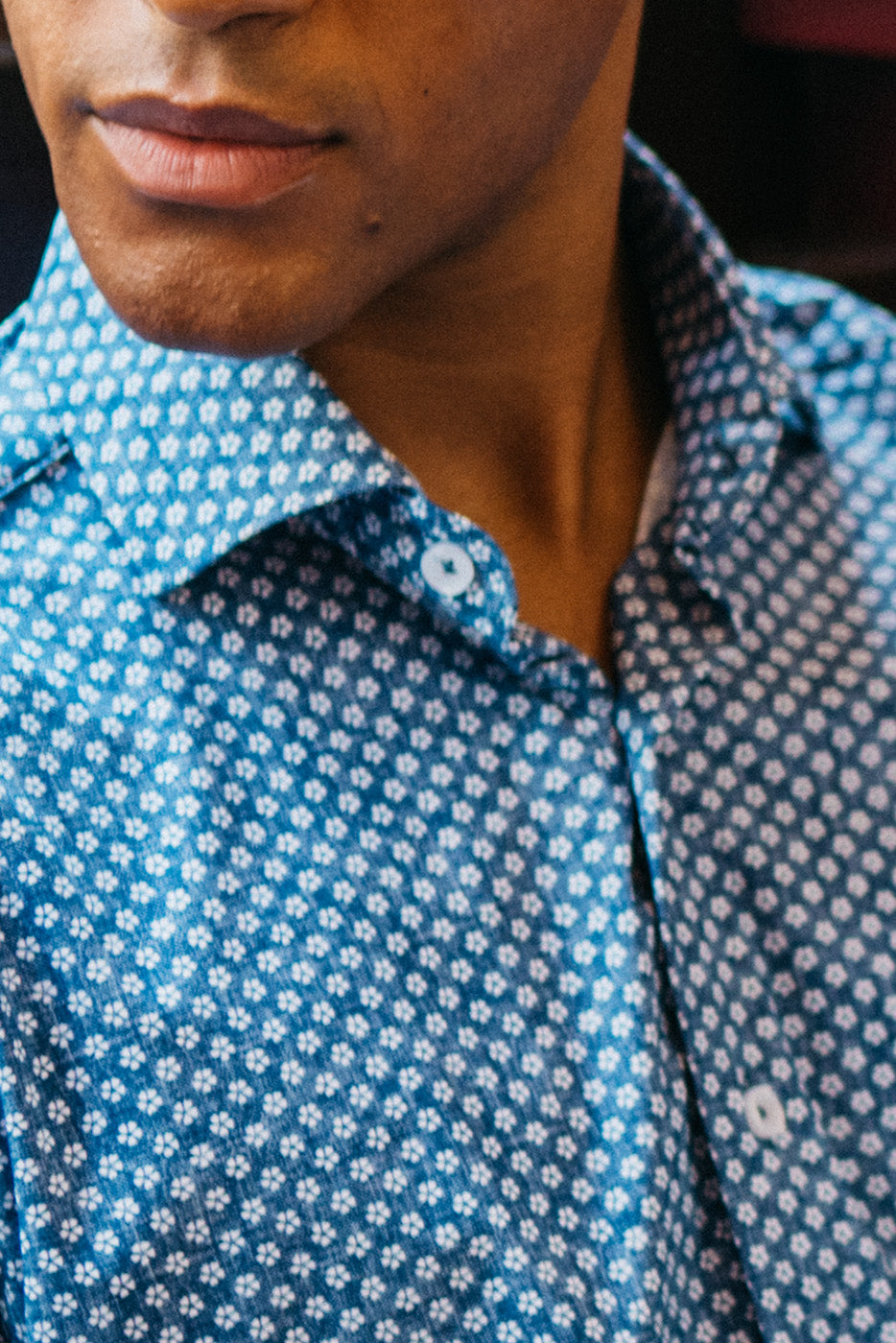 Camisas bielástica estampado flores azul que no necesita plancha